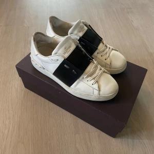 Valentino Open  - Säljer ett par stilrena valentino skor som får din sommar outfit till topp. Storlek 40/5 men passar 40-42. Inga skador och dom är som nya, dom är bara lite använda som märks lite tappad färg i insidan. Dom är såklart äkta, men endast boxen å kuvertet följer med. Skriv vid funderingar eller om fler bilder önskas! Pris kan diskuteras vid snabb affär 