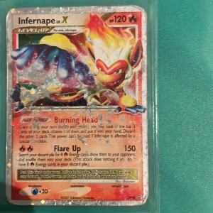 Infernape LV.X - Coolt samlarkort från Pokémon med Infernape LV.X! Kortet har en glittrig yta och är perfekt för dig som gillar att samla eller spela Pokémon TCG. Kortet är använt och har tydliga tecken på slitage, men motivet är fortfarande snyggt och färgstarkt. Plus så är kortet från 2007!