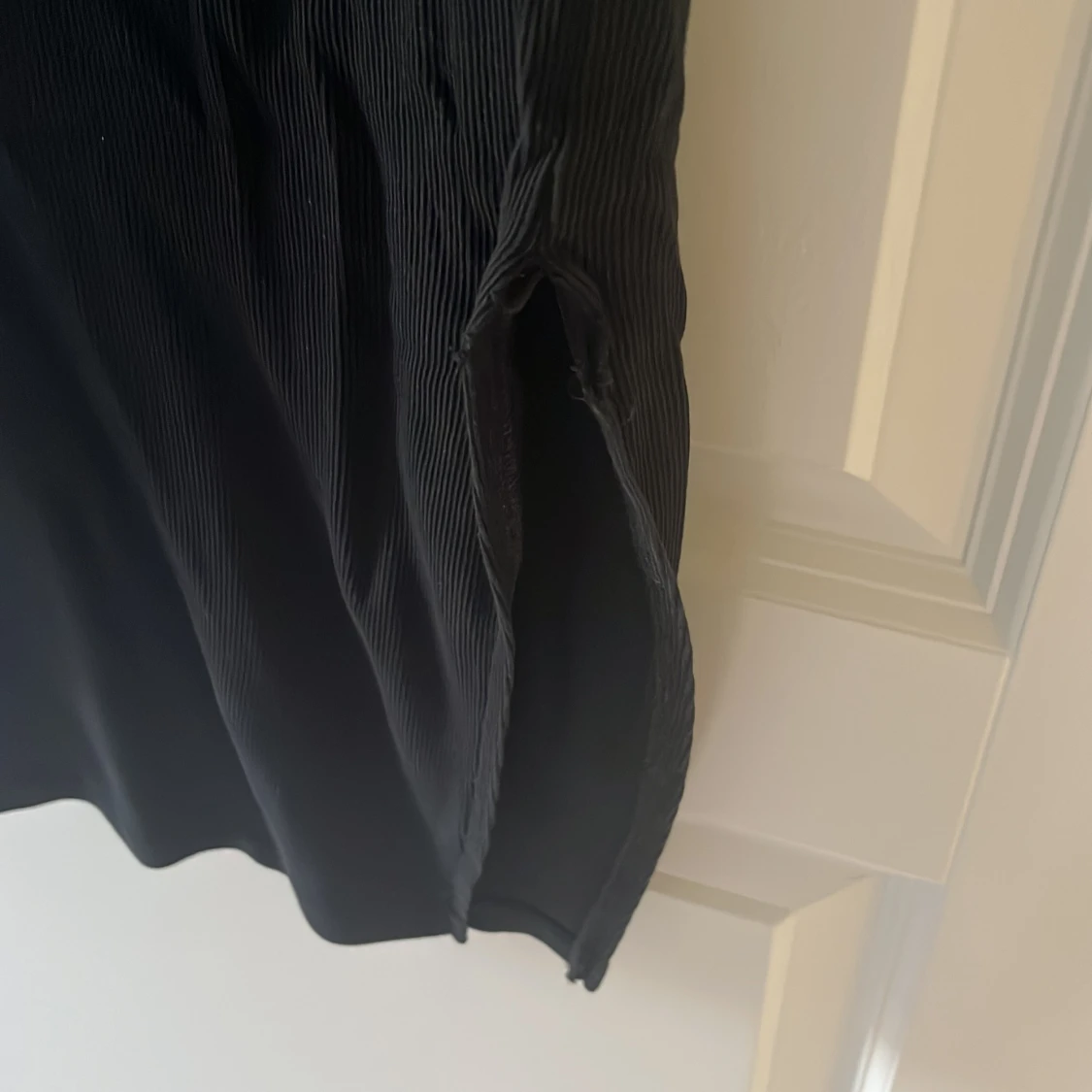 Svart ribbad långklänning med slits - 3