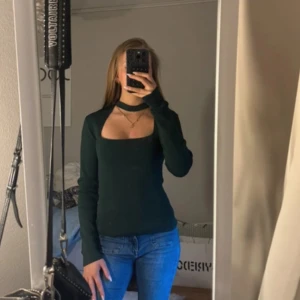 Mörkgrön tröja - Snygg mörkgrön tröja ifrån Zara som inte säljs längre , liten defekt vid bröstet ( bild 3). Lite stor därför jag säljer ( brukar ha xs) passar någon som är M! Skriv vid funderingar!❤️