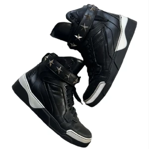 Givenchy tyson - Super rare in this colorway, probably the only pair you’ll see on plick, very good condition, Hmu if ur interested/need more info. price can be discussed