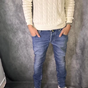 Jacob cohen jeans - Mycket fint skick | Size 33, midja 42 cm, längd 103 | modell 688 Sitter slim straight | Nypris 5000-7000 vårt pris 1299 | Medföljer en duk