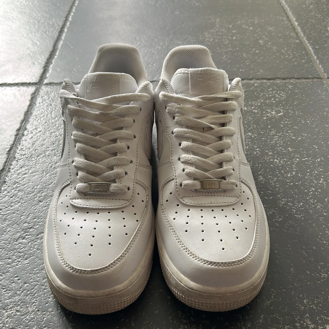 Nike Air Force 1 vita sneakers (pris kan diskuteras) - 1