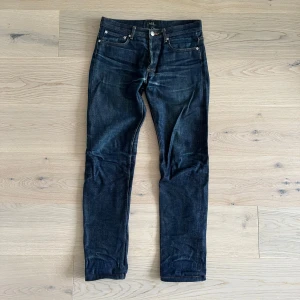 APC Selvedge - Säljer nu dessa selvedge jeans från APC. | Jeansen är i ett bra skick, använts lite därför börjat forma sig lite. | 29/32 storlek. | Skriv vid funderingar