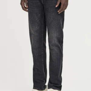 Svarta slim jeans från Blend - Säljer ett par svarta jeans från Blend, modell Twister Slim. Jeansen har fem fickor, klassisk knappgylf och en snygg tvättad look. Passformen är slim och materialet är mjukt denim som sitter skönt hela dagen.