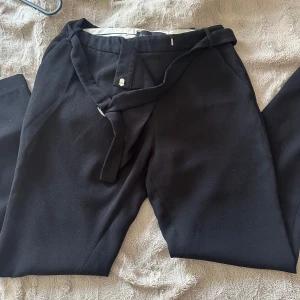 Kostymbyxor från By Malene Birger - Säljer mina kostymbyxor från Malene Birger som är svarta och väldigt bra skick! Nypris är ca 1500kr💞
