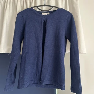 Saint Tropez kofta - Säljer min navy mörkblåa saint tropez kofta i storlek xs! Den är i mycket bra skick!💙💙