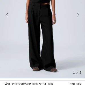 Mörkblå kostymbyxor  - Säljer dessa fast i mörkblå från H&M, ursprungspris 600kr