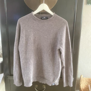 Tröja från Aquascutum - Säljer en stilren grå tröja från Aquascutum London. Tröjan har rund halsringning, ribbade muddar och är långärmad. Perfekt för dig som gillar klassisk och clean look med premiumkänsla. Storlek är M men skulle säga att det passar mer som S