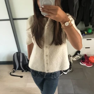 Vit stickad kofta med knappar - Superfin vit stickad kortärmad kofta. Knappt använd. 