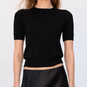 Svart stickad kortärmad tröja - Säljer en enkel fin svart stickad kortärmad ifrån Zara, storlek M                                                                               Aldrig använd 💘