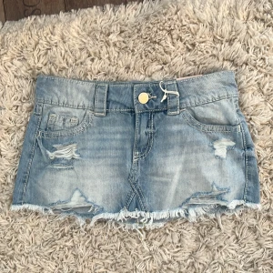 Jeanskjol - Ljusblå jeanskjol, helt oanvänd. Säljer då den inte passar. Midjemått är 36cm 