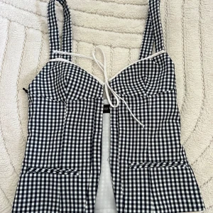 Rutig topp Zara  - Rutig korsett liknande topp från Zara som man spänner i mitten 