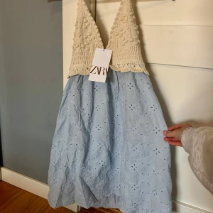Zara klänning - Säljer denna otroligt gulliga Zara klänning köpt på Malta. Aldrig använd, helt ny! Passa på att köp!! ❤️❤️ Ordinariepris: 500kr xs/s