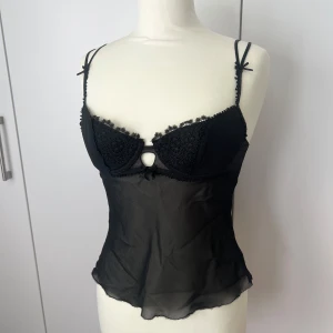 Darjeeling spetstopp - Vintageinspirerande topp med spets och otroligt bra kvalite från Darjeeling. Storlek 38 men passar mer en storlek 36 och B-kupa