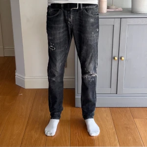 Dondup George jeans - Säljer nu dessa feta svarta Dondup jeans i skinny modellen George. De är i väldigt fint skick inget mer att säga🤩 För fler frågor skriv till oss storlek 33