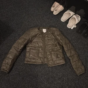 Gina young y lightweight jacket - Säljer denna snygga jacka från gina, aldrig använd så precis som en ny, säljer pga att jag ej tyckte den passa min stil, ganska tunn så perfekt nu på sommaren på kallare kvällar ute tex 