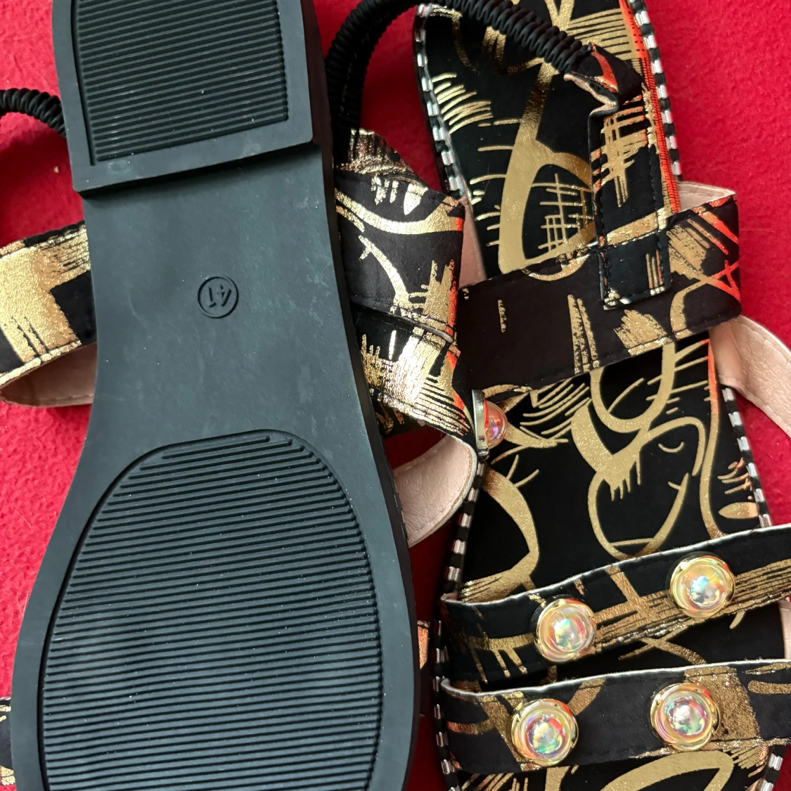 Svarta sandaler med guldmönster och pärlor - 1