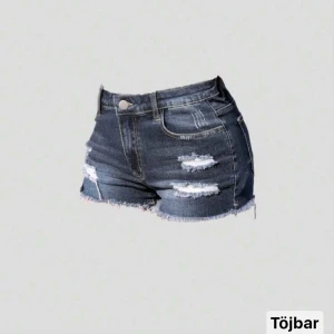 Mörkblå low waisted jeansshorts - Snygga mörkblå jeansshorts low waisted. Shortsen har fransig kant nertill och klassiska fickor både fram och bak. Stretchigt material för extra bekvämlighet. Perfekta för varma sommardagar!