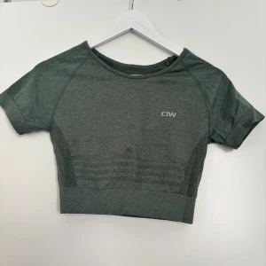 Croppad tränings t-shirt - En croppad tränings t-shirt från ICANIWILL. I fint skick.
