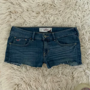 HOLLISTER Mörkblå lågmidjade  shorts - Midja rakt över: ca 38,5 +stretch (OBS! lappen inne är lite sönder men absolut inget som märks)💞