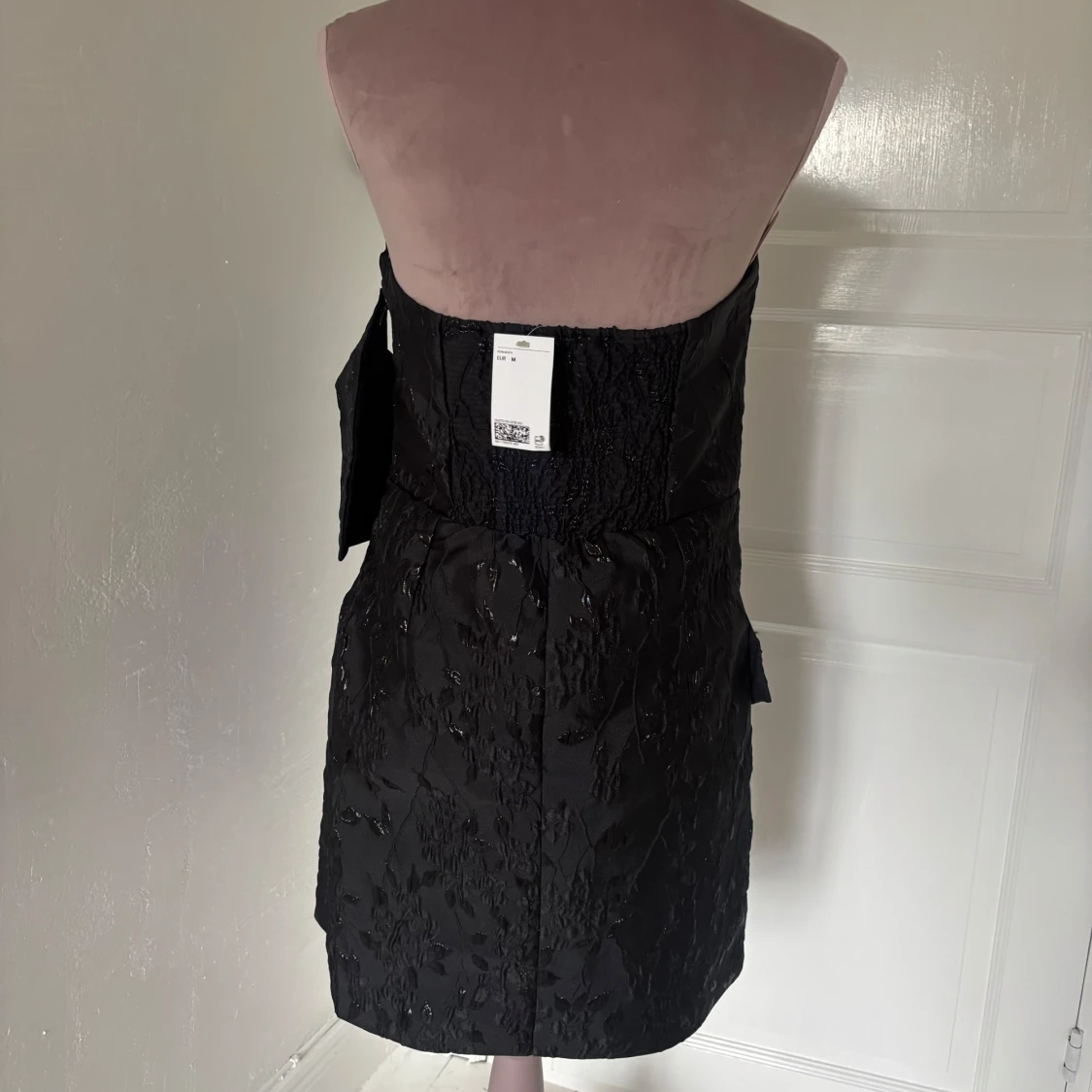 Svart axelbandslös kortklänning med rosett - 1