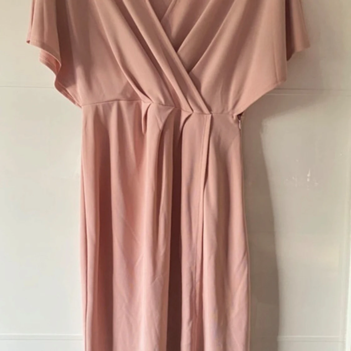 Ljusrosa omlottklänning i polyester