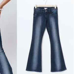 Mörkblå bootcut jeans från Gina Tricot 14+ - Säljer dessa otroligt snygga mörkblå bootcut jeans från Gina tricot 14+. Jeansen är endast använda en gång och därför i nästan helt nytt skick💛💛