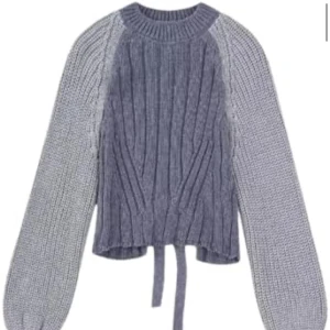 Grå stickad tröja med knytband - Superfin grå stickad topp med öppen rygg och knytning! Lappen är på fortfarande och får ingen användning för den ❤️