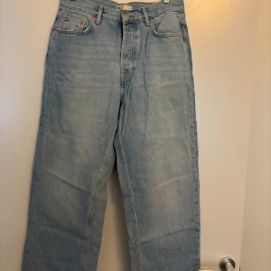 Ljusblå raka jeans från Gina tricot - Ljusblå jeans med rak passform från Gina tricot. Klassisk femficksmodell med knappgylf och bälteshällor. Jeansen har en avslappnad vibe och är tillverkade i 100% bomull för en äkta denimkänsla.