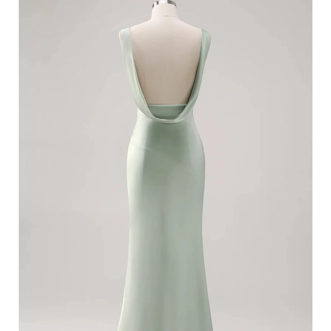 Ljusgrönbalklänning med öppen rygg - 2