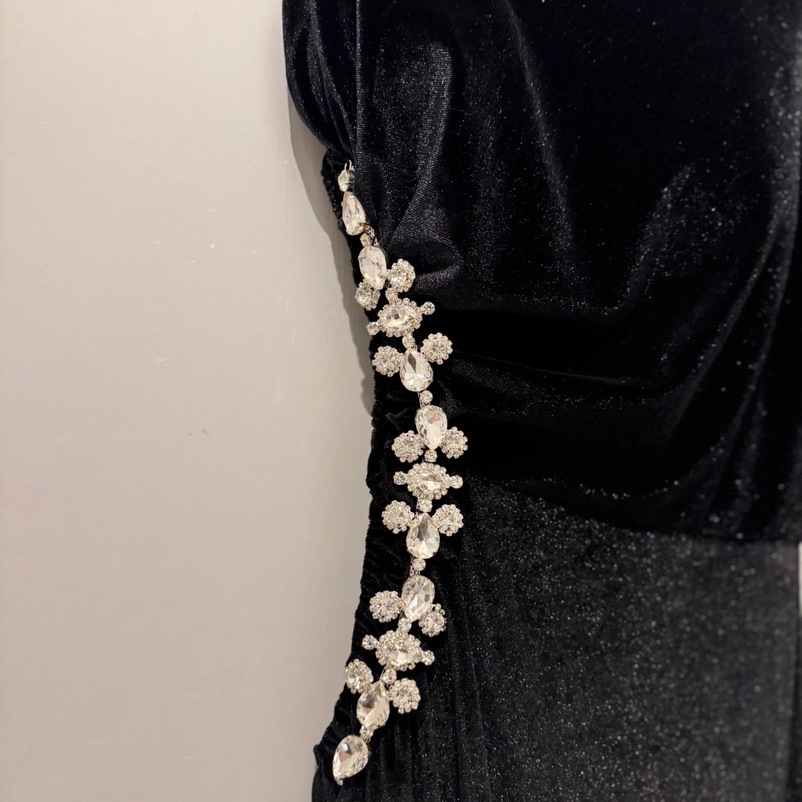 Svart sammetsklänning med strassdetaljer - 3