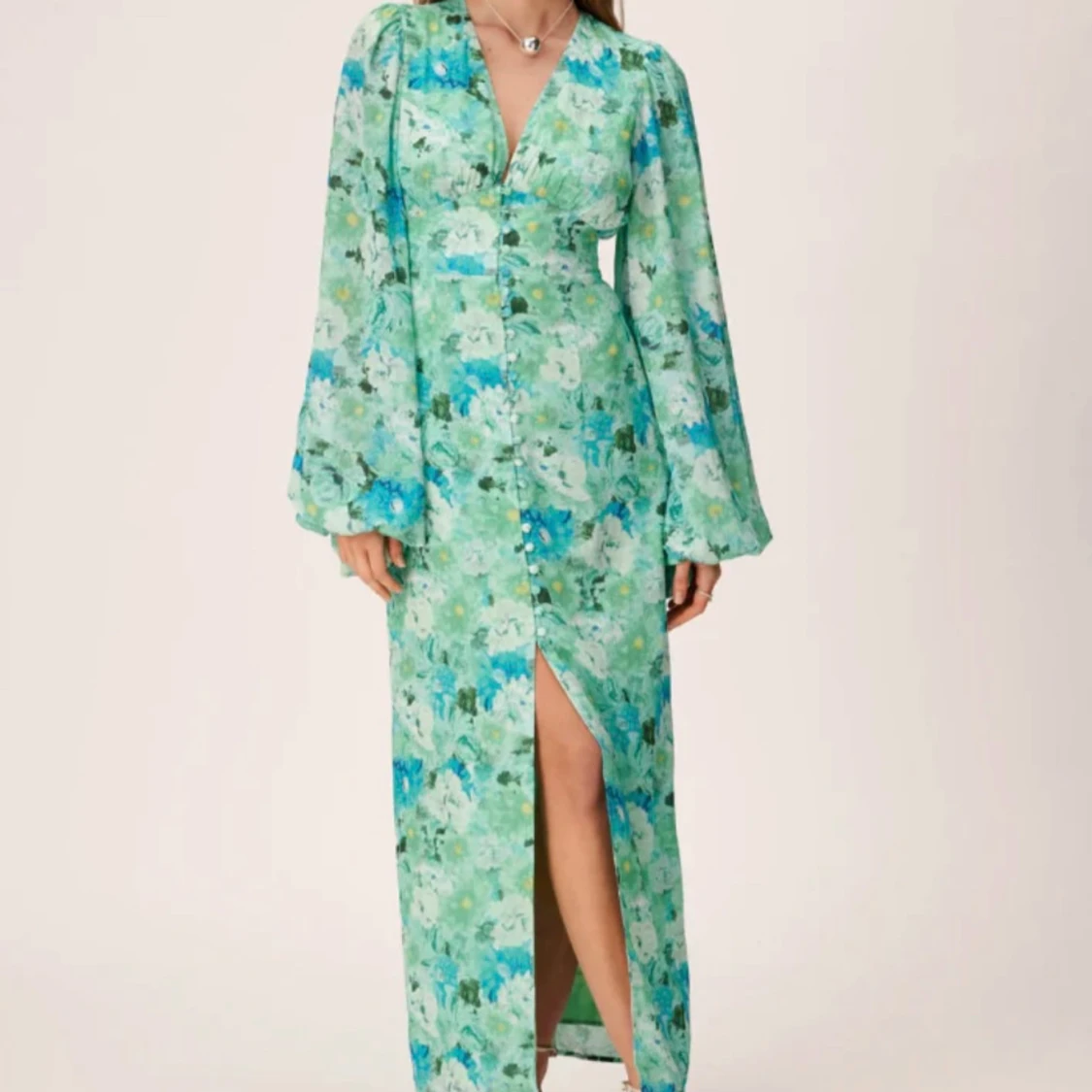 Grön blommig långklänning med slits