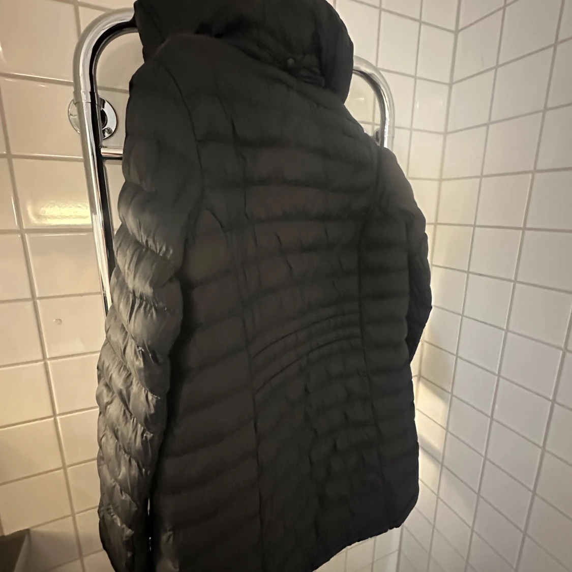 Svart dunjacka med huva EVEREST - 2