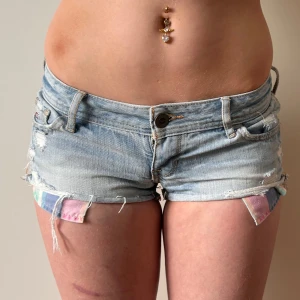 Lågmidjade jeansshorts med hål hollister minishorts  vintage  - Vintage hollister shorts. W25. Midjemått: 35cm. Köp sker via köp nu, jag postar inom 24h. Kvar tills markerad såld