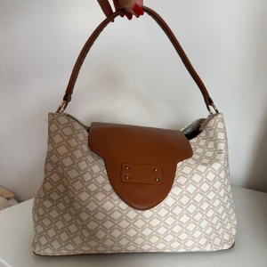 Väska  - Jättefin väska, perfekt att ha med på flyget eller till shopping. Storlek: 30x20 cm