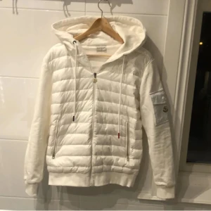 Moncler cardigan - Vit moncler cardigan. NFC Scan finns och qr kod man kan scanna innuti inga defekter skick 9/10
