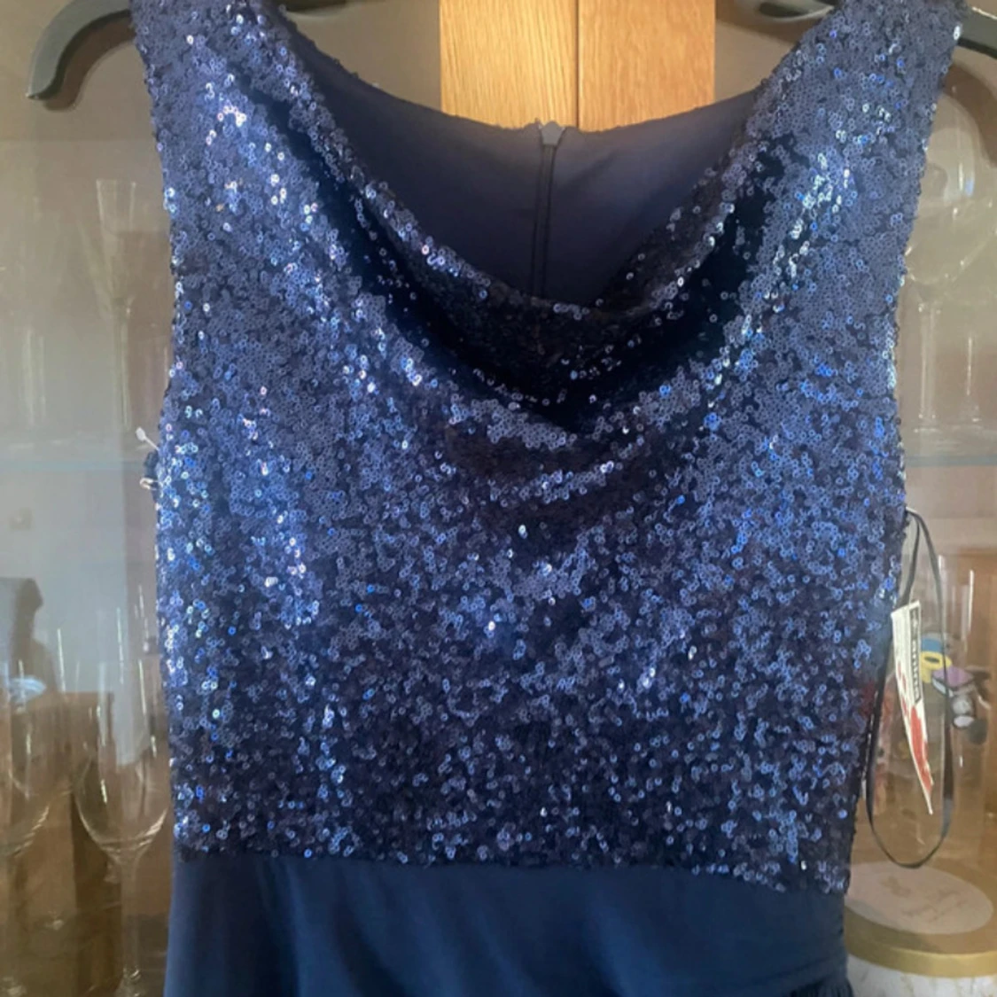 Marinblå långklänning med paljetter - 3