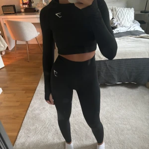 Grått set från gymshark  - Säljer ett set med en topp och träningstights från gymshark som inte kommer till användning längre. Topp är i storlek s och tightsen i storlek xs. Sänker pris vid snabb affär