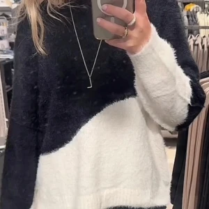 Svartvit fluffig stickad tröja - Mysig stickad tröja från Vila🤍🖤