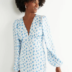 Midsommarkläning - Säljer min kläning pågrund av att jag har dubbletter, väldigt fint att ha på sommaren. Alldrig använd