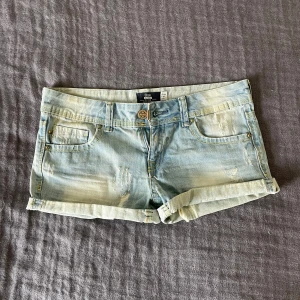 Ljusa lågmidjade jeansshorts  - Snygga ljusa och lågmidjade jeansshorts från Bershka. De är lite små för mig nu men de är i skönt material. De är i storlek XS. Perfekta för sommaren! 