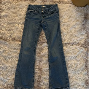 Lågmidjade bootcut jeans!! - Snygga blå jeans som är bootcut och lågmidjade!! Skriv om frågor 🤞🏼❤️strl 158 men passar även XS.