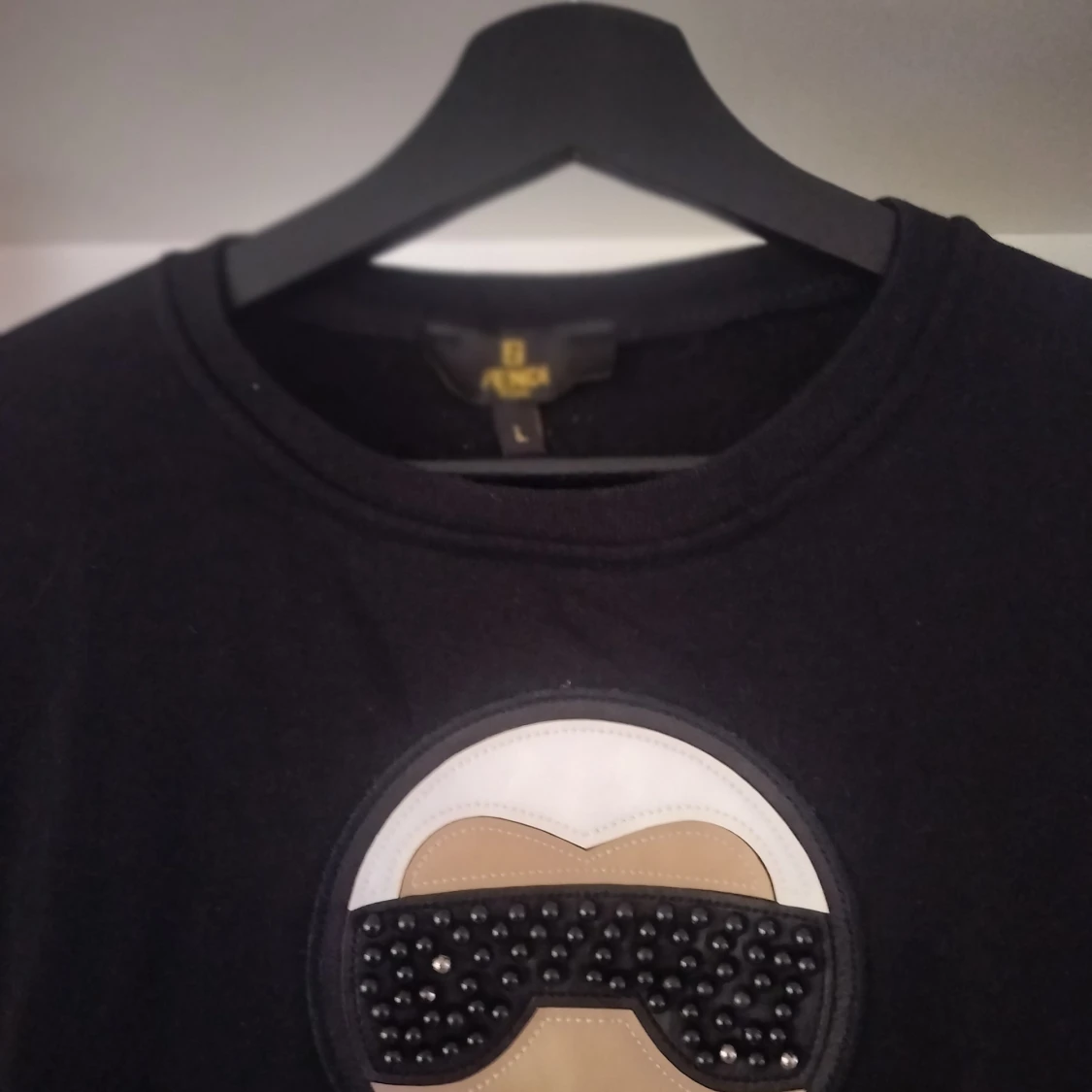 Svart Fendi sweatshirt med Karl Lagerfeld-motiv - 1