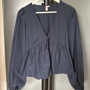 Marinblå blus från Nelly - Marinblå blus från Nelly, strl 36 och aldrig använd.