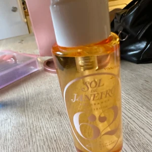 Sol de Janeiro Cheirosa 62 Parfym - Sol de Janeiro Cheirosa 62 är en ikonisk body mist i en genomskinlig orange plastflaska med vit spraykork. Doften är varm och söt med toner av pistage och salt karamell. Flaskan rymmer 30 ml och är perfekt att ta med i väskan.helt ny oöppnad 