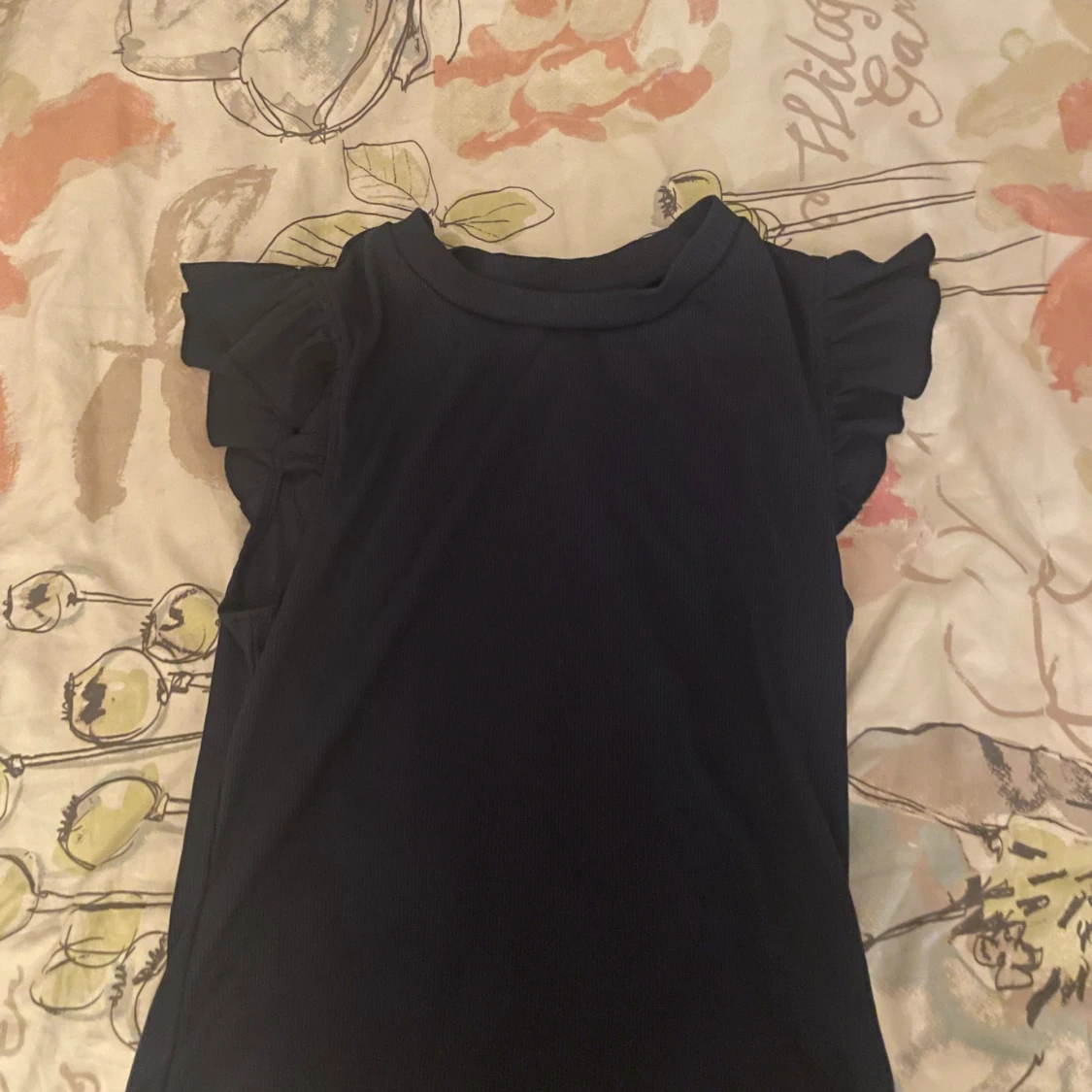 Mörkblå ribbad topp med volangärm - 2