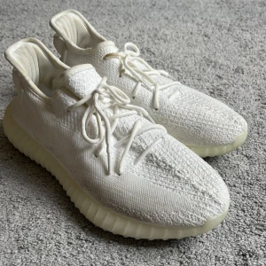 Adidas Yeezy Boost 350 V2 Triple White - Cream White  - Säljer ett par fräscha adidas Yeezy Boost 350 V2. Har haft dessa länge på skohyllan, men har inte använt dem mycket. Tänkte sälja dem eftersom jag själv inte använder dem så mycket.