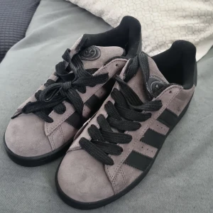 Adidas Campus sneakers i grå mocka - Helt nya gråa adidas campus storlek 40