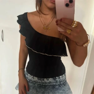 One shoulder volang body  - Såå snygg one shoulder volang body. Jag är 168 och det är mina bilder, köp via köp nu direkt eller Swish, kvar tills markerad som såld 💖
